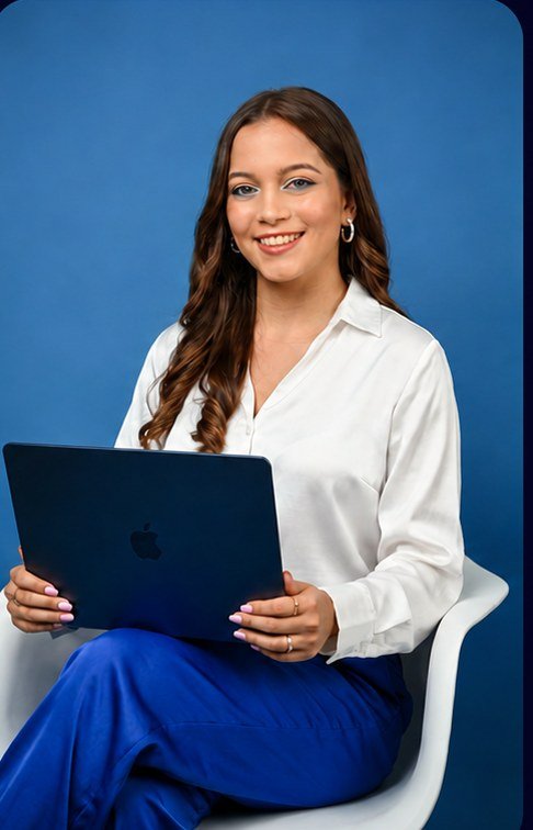 María Paz Hernández Barrera, sentada con su computador